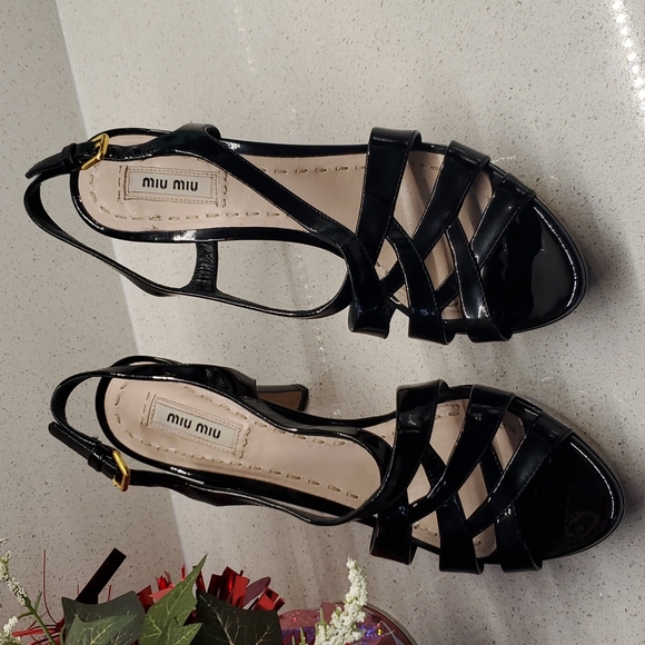 MIU MIU caged patent leather pumps (sz 8) - Picture 4 of 11